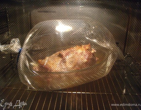 Далее необходимо закрыть верх жаропрочной формы фольгой и поставить  в разогретую до 220℃ духовку. Но я сделала по-другому. Я поставила кастрюльку в рукав для запекания.  И могла наблюдать за всем процессом приготовления и подрумянивания. 