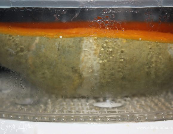 Итак, предварительно нужно отварить тыкву. Я всегда кладу столько сколько мне нужно в пароварку и оставляю ее там готовиться около 40 минут. Я отвариваю обычно вечером, чтобы с утра уже голова не болела по поводу тыквы. 