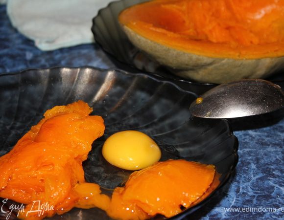 Грудку ставим варить, пока она варится, приступим к тыквенному тесту нашему. Оно настолько быстро и приятно готовится, что думаю вам тоже понравится!!!) В 3 ст.л. вареной тыквы добавляем яйцо и все тщательно превращаем в пюре. Посолить по вкусу!!!)