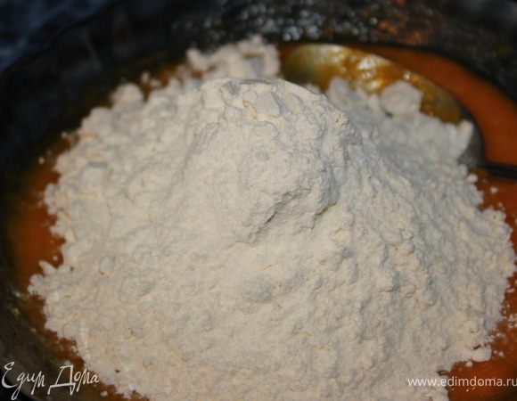 Добавляю сначала 6 ст.л. с горкой муки и перемешиваю.
