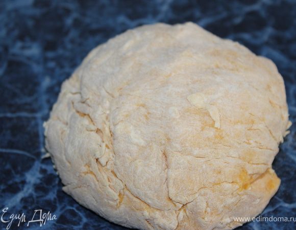 А потом добавляю муки столько, сколько нужно для того, чтобы тесто не прилипало к рукам. 