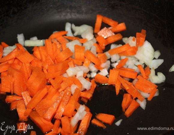 Убираем наше тесто на время в холодильник, пока будем делать заправку для нашего супчика. Приступим: Лук и морковь потушить на небольшом количестве растительного масла.