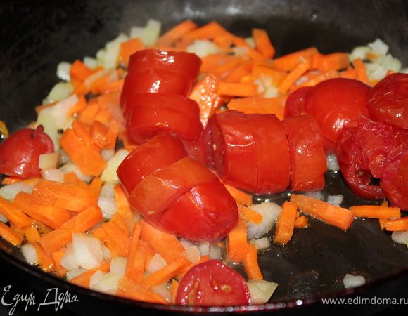 Добавить помидорки порезанные. Я для супов использую замороженные помидорки, как только помидоры полежали немного в горячей сковороде, так сразу же снимаю кожицу с них, не люблю просто когда кожица в супчике плавает, но это дело каждого, или обдать кипятком  и снять кожицу со свежих помидоров или как я, но с мороженных.