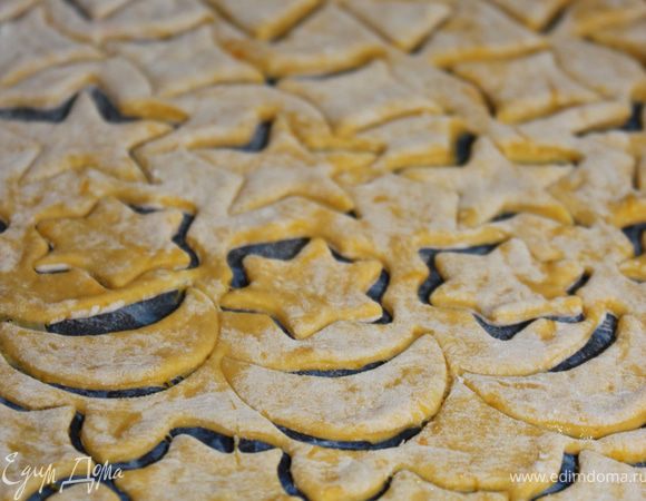 Пока помидорки, так сказать, томяться я занялась клецками. Раскатала тесто при помощи крахмала картофельного, но раскатывать нужно не тонко и не толсто, крахмал тоже не жалейте, если он понадобиться! Но можно и на муке раскатывать. Но мне нравится на крахмале. И вырезать наши клецки при помощи формочек.