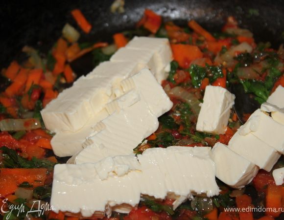 Как только вырезали клецки, снова возвращаемся к нашей сковороде с заправкой, выкладываем порезанный кубиками сыр и туда же наливаем 6 ст.л. нашего куриного бульона. Все тщательно перемешиваем до расплавления сыра.