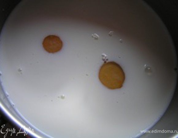 Приготовить заварной крем. Для этого в молоко добавить яйца, сахар, муку, соль,