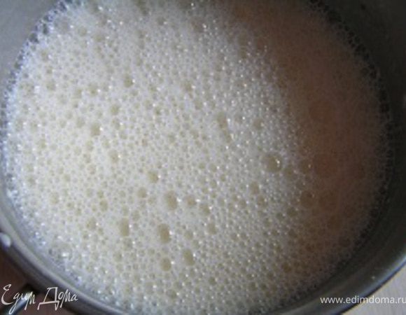 немного взбить и поставить на медленный огонь. Все время помешивать деревянной лопаточкой, особенно дно. Примерно через 10-15 минут масса начнет густеть, продолжать мешать пока не загустеет на столько, что будет трудно перемешивать и затем снять с огня. 