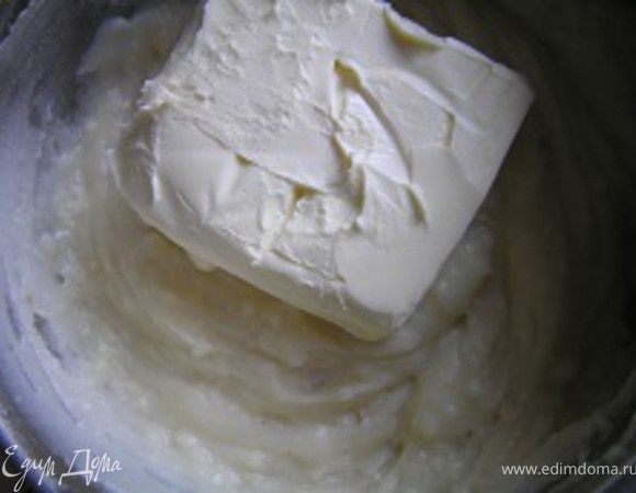 Полностью остудить, добавить размягченное сливочное масло и ванилин, перемешать.
