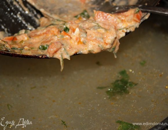 После расплавления сыра, выкладываем нашу заправку в суп. 