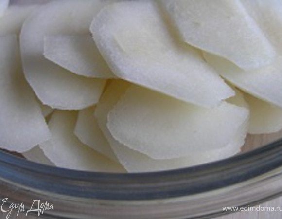 Груши очистить, нарезать ломтиками.