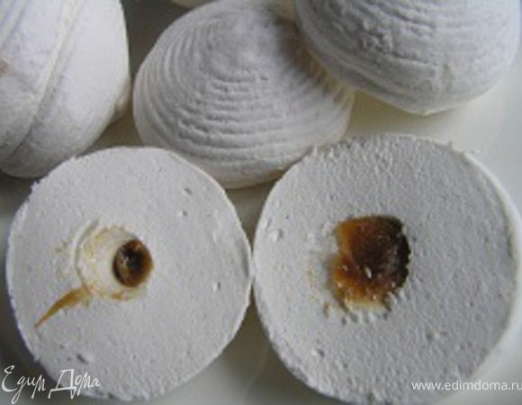 Зефир разобрать на половинки и разрезать вдоль еще на 2 части.