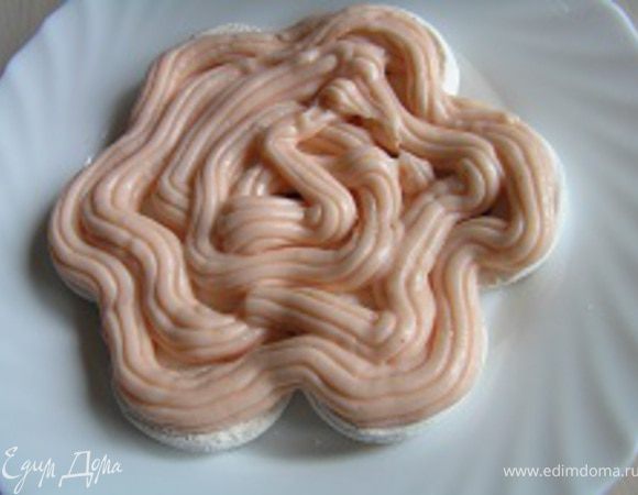 Собираем торт. Для удобства крем нужно поместить в кулинарный шприц. Первый слой - зефир, второй - крем,