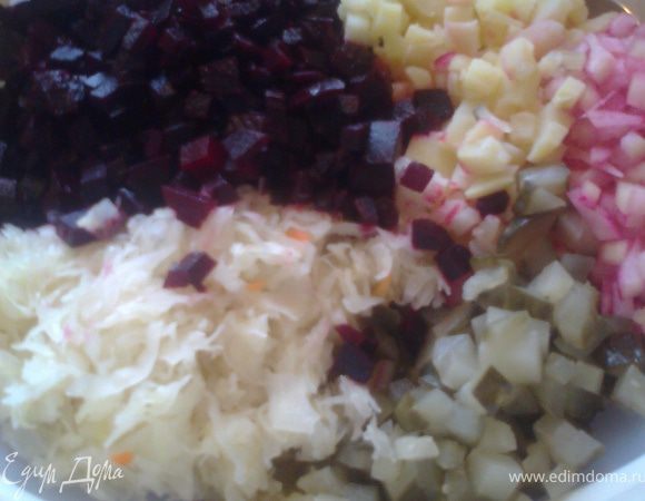 Нарезать и перемешать всё,кроме горошка.Мне нравится,когда он не перемазан красным соком,а сверкает"зелёным глазом".