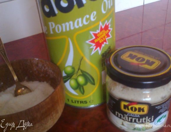 Добавляем хрен (у меня 3 ложечки) Кстати, по-латышски он очень смешно звучит МАРРУТКИ! Поливаем маслом.