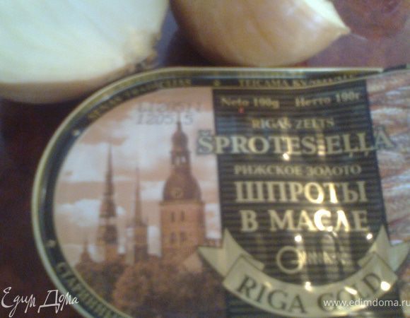 Моя мама всегда к винегрету открывала баночку рыбки. На этот раз "дежурила" в холодильнике баночка местных шпрот.