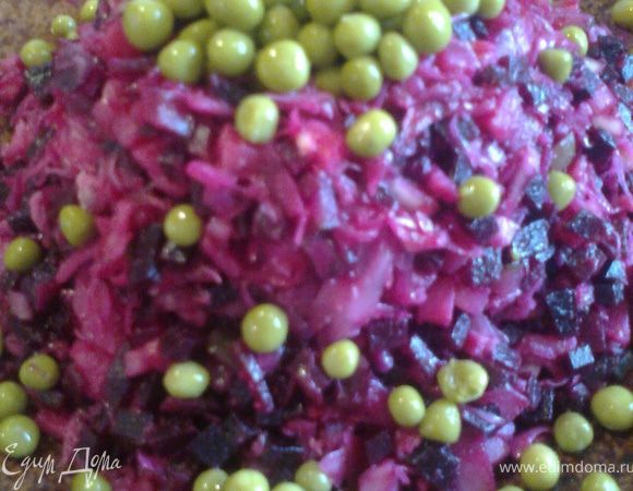 Подавать можно на общем блюде, посыпав горошком...