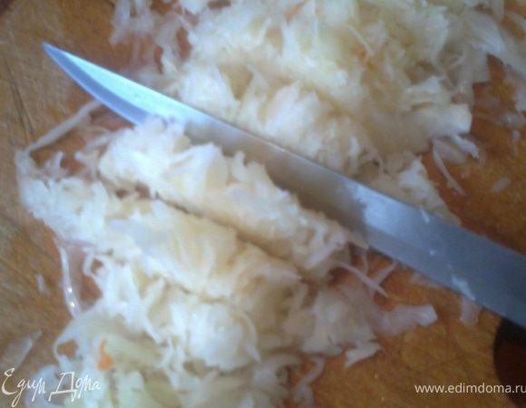 Капусту для удобства тоже режем.