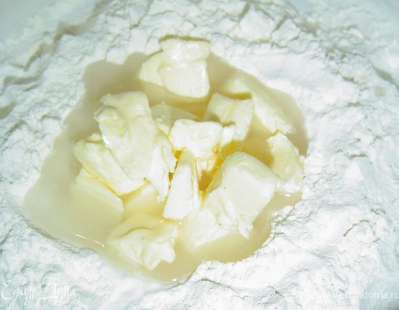 Начинаем с приготовления теста №1, для этого просеиваем муку горкой, в центре делаем углубление, в него добавляем холодную воду и размягченное масло, и замешиваем гладкое тесто, затем оборачиваем его в пленку и оставляем на 20 минут. В это время готовим второе тесто. Так же просеиваем муку, добавляем размягченное масло, соль и замешиваем тесто, так же даем отдохнуть ему 20 минут. 
 В это время готовим начинку. Обжариваем мелко измельченный лук на растительном масле до золотистого цвета, затем добавляем фарш и тушим минут пять помешивая, затем добавляем сырой картофель потертый на мелкой терке, овсяные хлопья и немного горячей воды(где-то 70-80мл), также кладем специи и тушим до готовности. Даем фаршу полностью остыть.
 Тесто №1 и №2 делим на две равные части. Из одной части теста №1 делаем лепешку, а из теста №2 формируем шарик, который кладем в центр лепешки из теста №1, защипываем. Из этого колобка раскатываем прямоугольник, который скатываем с длинной стороны в рулет. Теперь этот рулет опять раскатываем в прямоугольник и теперь снова скручиваем тесто в рулет, но теперь с узкой стороны. Также поступаем и со второй частью теста №1 и №2. Рулеты накрываем пленкой и даем постоять еще 20 минут. Затем каждый рулет нарезаем поперек на части толщиной 1,5 см, расплющиваем каждый кусочек, в центр кладем начинку, защипываем края и обжариваем в большом кол-ве растительного масла. Готовые пирожки выкладываем на бумажные салфетки, чтобы стекло  лишнее масло.
 Пирожки готовы, можно лакомиться!
 Приятного аппетита!!!
