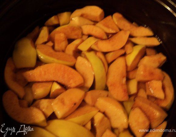 Айву очистить от семян, порезать дольками.