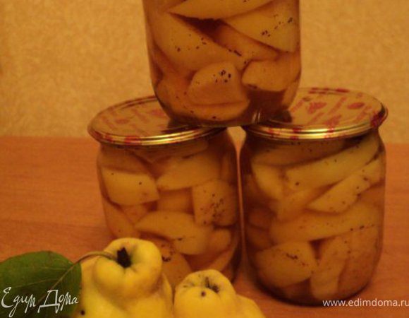 Айву в банках залить маринадом, накрыть крышками. Затем два варианта : стерилизовать 10мин и закатать или закатать, укутать и дать постоять минимум 12часов.