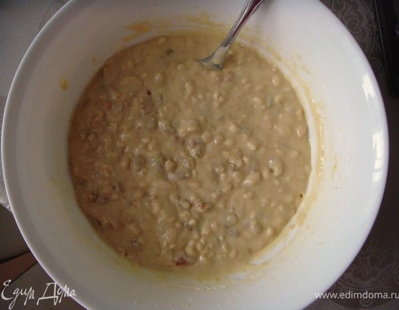 Яйца взбить с сахаром. Добавить муку и перемешать. Орехи порубить в блендере и добавить в тесто. Если изюм очень сухой, то замочить кипятком на 5 мин. Слить воду и отжатый изюм добавить в тесто. Все перемешать. Консистенция теста должна быть как густая сметана.