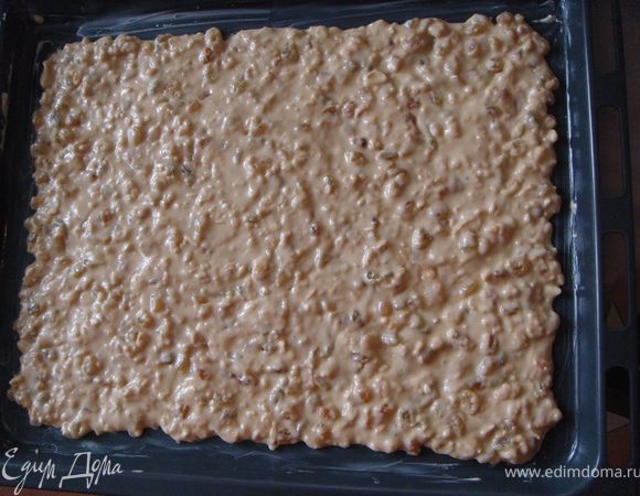 Выложить тесто на смазанный сливочным маслом противень и разровнять. Толщина должна быть 0,5 см. Поставить в разогретую до 200 градусов духовку. Выпекать 15 минут до легкого подрумянивания.