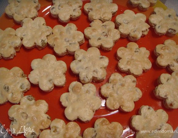 Можно порезать ножом в виде ромбиков. Я вырезала ромашки. Приятного чаепития!