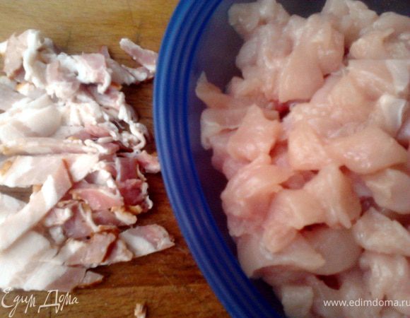 Куриную грудку обсушить, порезать мелкими кусочками (со стороной 1-1,5 см). Полоски бекона порезать поперёк мелко.
