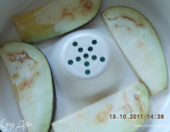 баклажаны нарезать язычками и оставить в солёной воде на 15 минут,отжать