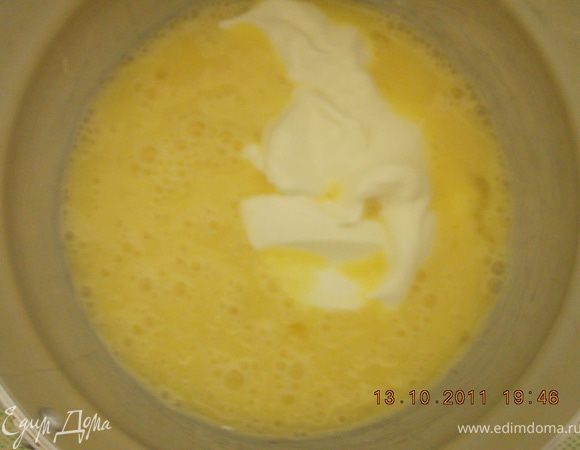 взбить яйца, постепенно добавляя сметану