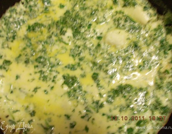 вылить на разогретую с маслом сковороду и жарить под крышкой