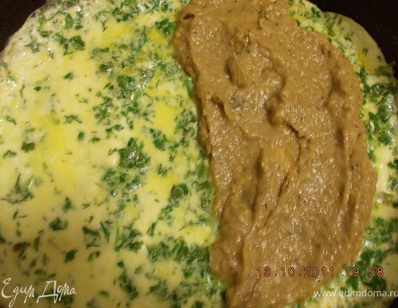 когда омлет поднимется в середину выложить икру и закрыть половиной омлета