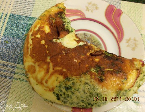 перевернуть и через минуту выложить лопаткой на тарелку, украсить сметаной и помидором