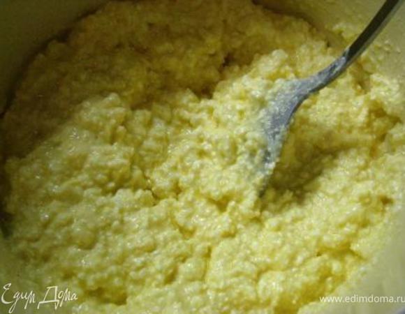 Все ингредиенты тщательно перемешиваем и оставляем отдохнуть на полчасика. Перемешиваем ложкой или деревянной лопаточкой, если делать это венчиком, запеканка потеряет свою зернистость и будет больше похожа на пудинг.