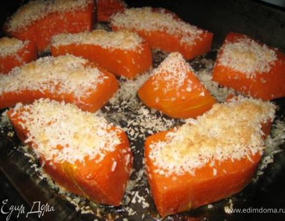 Тыкву режем на крупные куски, чистим.
Выкладываем на противень, я не смазываю ничем. Присыпаем имбирем, 180 гр. ок. часа. Готово, когда тыква мягкая. Достаем, кулинарной кистью смазываем медом, присыпаем стружкой, еще на 5 мин в духовку. Остудить. Все. Приятного аппетита и будьте здоровы!