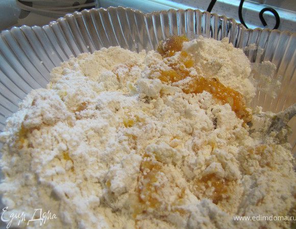 Поместить в миску муку, желтки, сахар, тертое яблоко, тыквенную кашу/пюре, разрыхлитель, ваниль и корицу