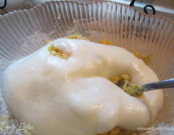 добавить взбитые белки