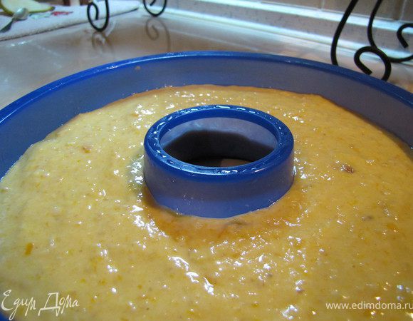 Ложкой выложить сверху тесто и отправить в гарячую духовку