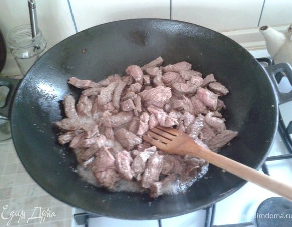 2. Сначало мясо. Говядинка. Я ее вымочила в холодной воде. Промакнула. Выпарила-обжарила. 