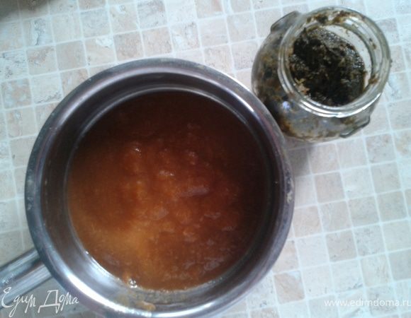 6. Если вы хотите закатать соус в банки в прок - нужно сливу перекрутить через шнековую соковыжималку, прокипятить с зеленью и закатать. Я делаю немного по-другому. Сливовый сок закатываю отдельно без соли и сахара (прокипячу просто минут 10). А потом все время, когда нет сливы свежей пользуюсь закруткой. Зелень тоже (какая у меня есть, даже без омбало) перетираю с солью и в баночки в холодильник. Потом просто по надобности достаю баночку с соком, открываю баночку с зеленью. Перемешиваю по вкусу (и такое количество, чтобы можно было съесть за раз) и просто употребляю (не перекипячиваю а холодным). 