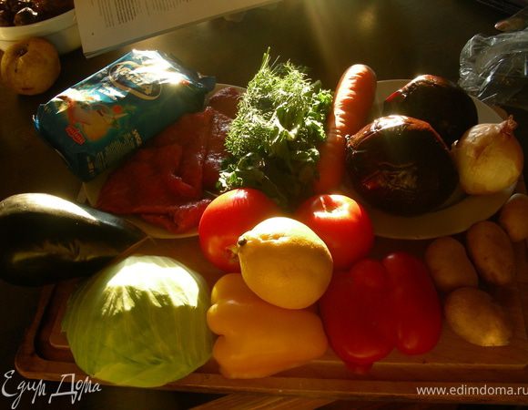 Ингредиенты:
Порядок добавления овощей по оригинальному рецепту и время приготовления:
а)мясо+2л холодной воды+луковица - готовить 1.5 часа; б) целые свекла и морковь +30 мин. в) морковь, свеклу вынуть, натереть на терке, мясо порезать, нарезать крупно перец и баклажан и все положить в кастрюлю +15-20 мин. г) нарезанные помидоры +15 мин. д) тонко нашинкованная капуста +10 мин. е) картофель, разрезанный пополам + 5 мин. ж) зелень, удалить лук + 10-15 мин, проверить готовность борща (индикаторы - картошка и капуста), добавляем специи и подаем.
