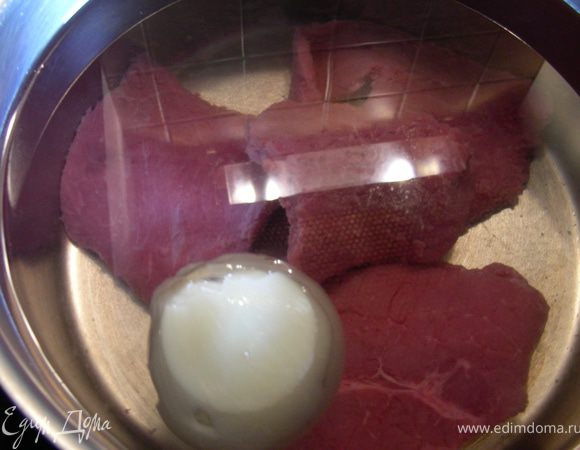 А теперь мой вариант)) Также начинаем с бульона. Говядину и целую луковицу заливаем холодной водой (у меня литра 2), додовим до кипения и снимаем по максимуму пену (у меня на все это ушло минут 20). Поскольку у меня куски говядины были довольно тонкие, я их сильно варить не стала (потом дойдут с овощами).
