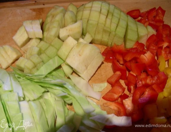 Шинкуем капусту, режем баклажаны и перцы и добавляем их в суп минут через 10. 
