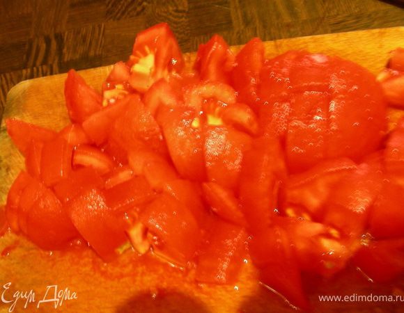 Помидоры обдаем кипятком, освобождаем от кожицы (кто хочет, и от семечек), нарезаем кубиками и добавляем в наш суп минут через 20. В то же время кладем порезанные кусочки говядины. Готовим еще минут 5.
