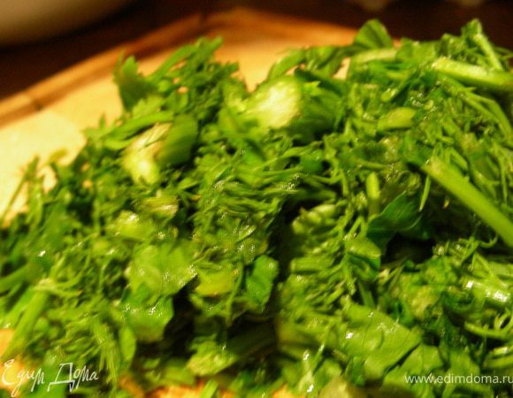 Добавляем нарезанную зелень, приправу, солим-перчим, оставляем на пару минут и готово.
