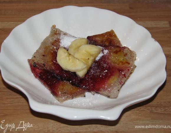 Подавать, присыпав сахарной пудрой и украсив фруктами.