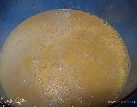 когда овощи потушились до мягкости добавляем бульон , солим и даем покипеть 5 минут.