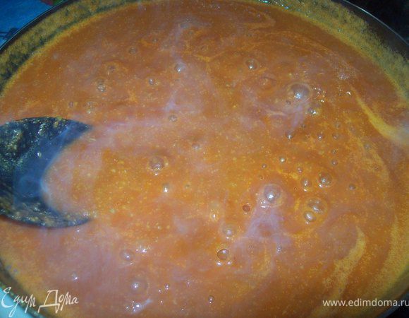 взбиваем овощную смесь в блендере, добавляем томатную пасту и возвращаем ее в сковороду на огонь