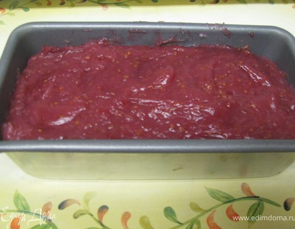 Когда эта смесь закипит, тонкой струйкой влить в нее крахмал и добавить желатин, постоянно помешивая массу. После этого уменьшить огонь и варить лукум 10 мин, снова помешивая, пока масса не загустеет. Форму хорошо смазать маслом. Вылить на противень лукумную массу,распределилась по поверхности. Дать лукуму застыть. Следует накрыть противень пергаментом. У в холодильник на 2-4часа. 