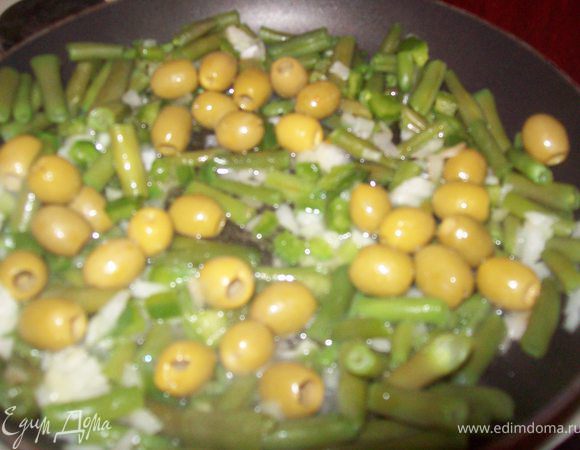 тем временем на другой сковороде мы обжариваем заранее отваренную фасоль, половинку лука, половинку перца по 200 гр. оливок до золотистого цвета